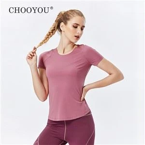 Ayollar uchun belsiz yoga futbolkalari va qattiq yoga shimlari